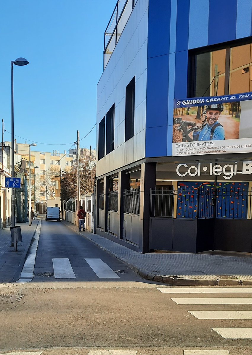 mobilitatrubi's tweet photo. Què està passant amb l'#espaipublic en entorns escolars de #Rubicity ?
-🚚🚛 als accessos al @InsJVFoix
- #viaVerda al @AMPARIVORUBEO 
- cap centre amb accés en 🚲
- voreres estretes i indisciplina viària a la majoria de centres
-baixa qualitat urbanística... https://t.co/GCmHpwsYv9