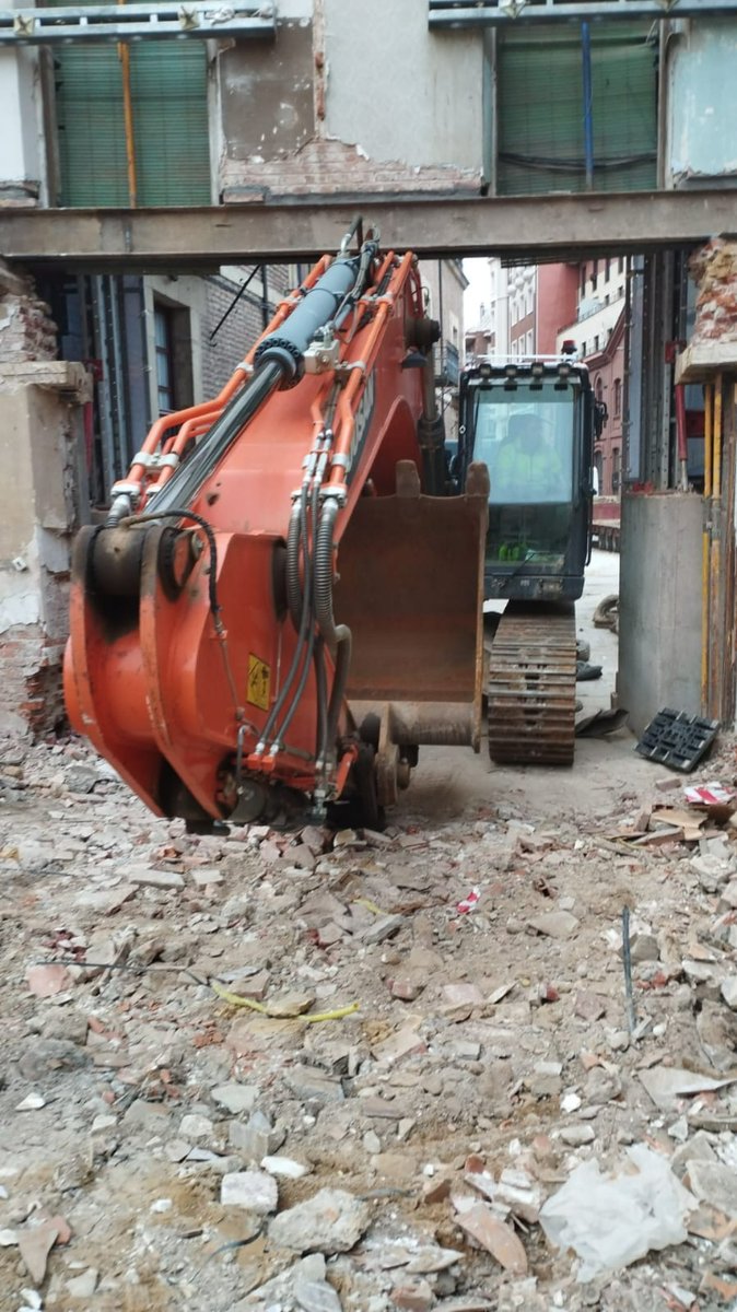 Por fin llega la máquina grande para el derribo de <a href="/LINOCASQUERO/">GRUPO LINO CASQUERO</a> .
butrón abierto para introducirla .
justa, justita!!!

#demoliciones #demolicionesleon #derribos #derribosleon #excavacionesmancenido #demolemosparaconstruir #lacasadetussueños