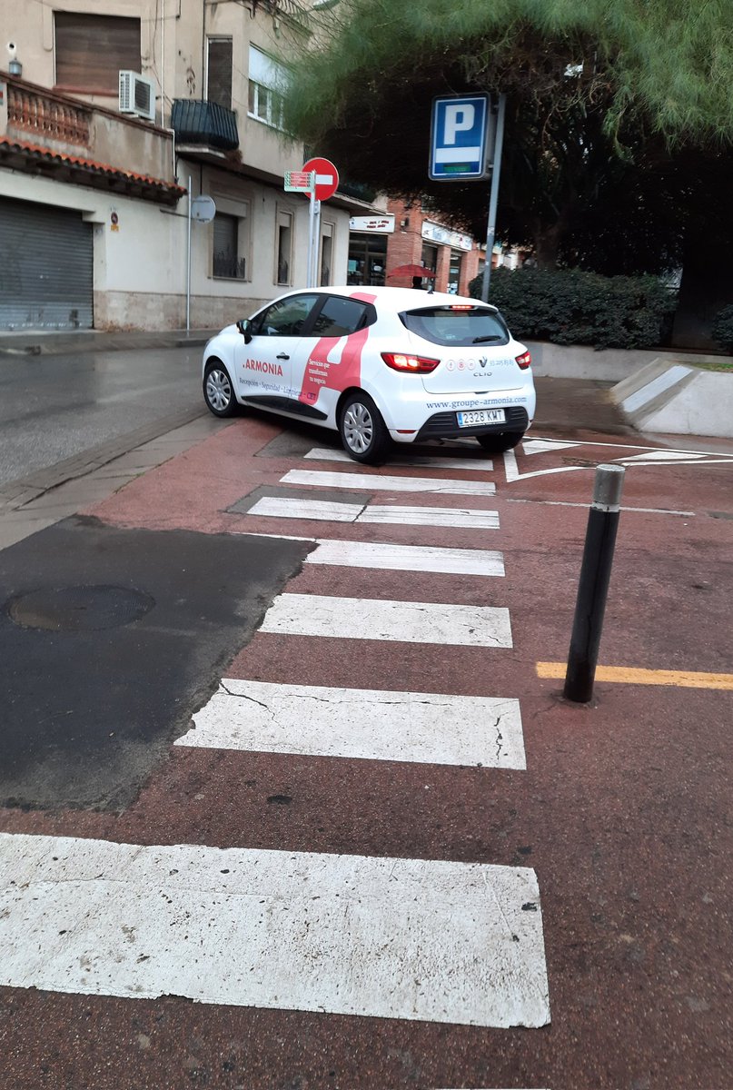 mobilitatrubi's tweet photo. Què està passant amb l'#espaipublic en entorns escolars de #Rubicity ?
-🚚🚛 als accessos al @InsJVFoix
- #viaVerda al @AMPARIVORUBEO 
- cap centre amb accés en 🚲
- voreres estretes i indisciplina viària a la majoria de centres
-baixa qualitat urbanística... https://t.co/GCmHpwsYv9