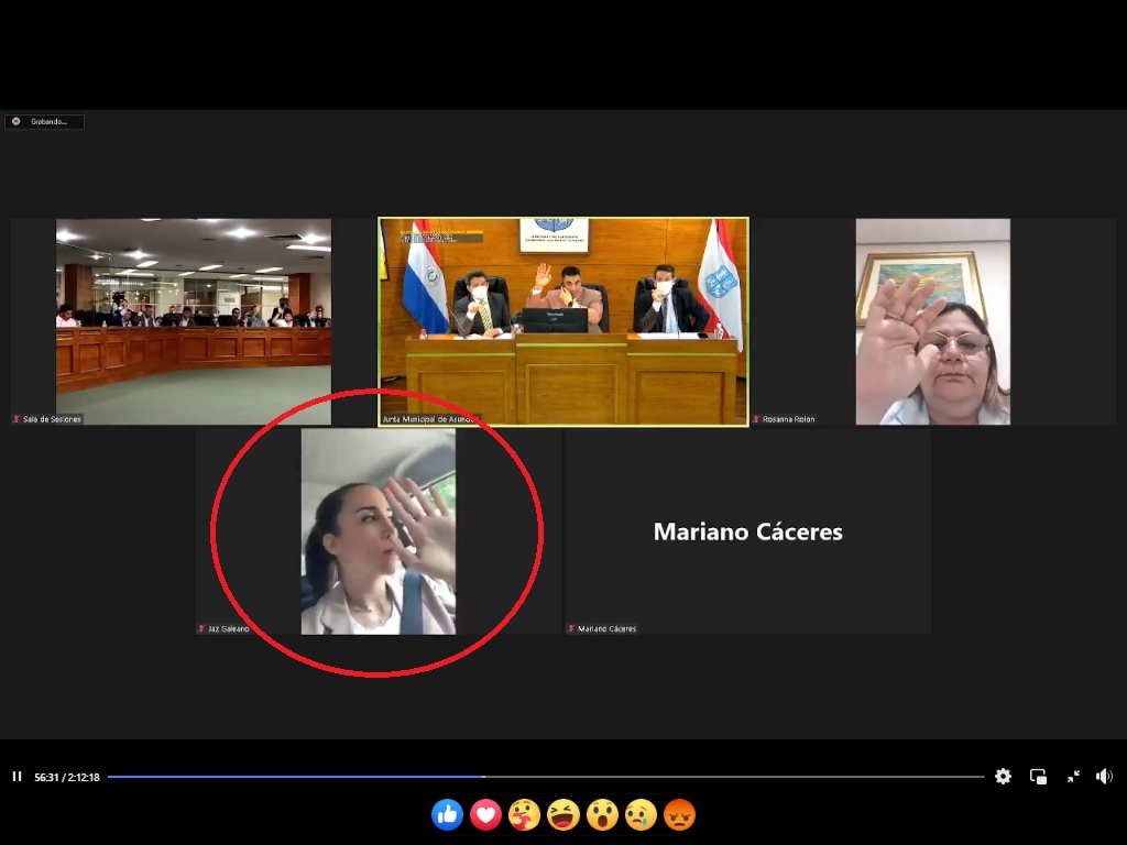 La concejala asuncena Jazmín Galeano “sesionó” ayer desde el celular, mientras conducía. Esta es una distracción al volante, falta gravísima con multa de G. 968.561. Llegó una hora tarde a la reu presencial. Ediles ganan más de G. 20 millones y solo sesionan una vez a la semana.