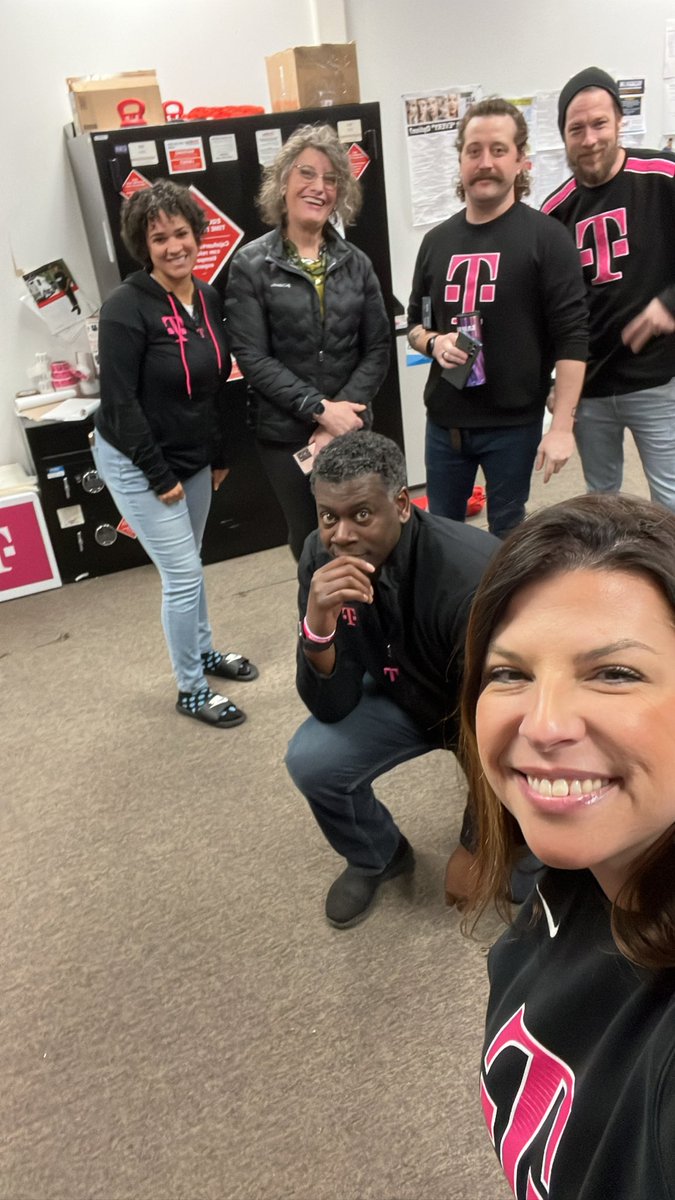 basketbowboss's tweet photo. The @mobile_collins Michigan team is locked and loaded for April after todayโs rally meeting! @BrockTilley #midwestmagic #MichiganMambas #MambaMob #tpr #top100 https://t.co/vl9uWmaxiz