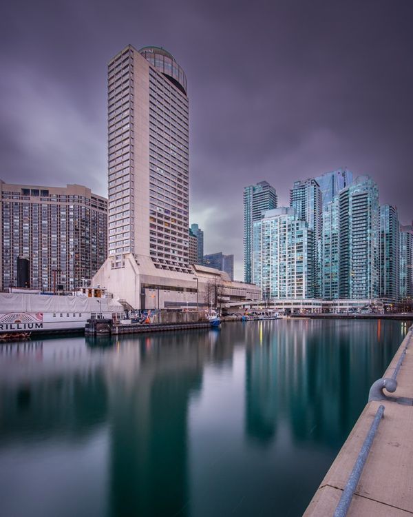 Moody mornings on Lake Ontario 📷 <a href="/rolandbastphoto/">Roland Bast</a> 
#LakeOntario | #YYZViews | #SeeToronto
