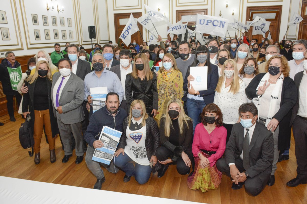 aliciakirchner's tweet photo. Celebramos en conjunto con las y los 6000 trabajadores del Personal de Salud y Ambiente, y de la Caja de Servicios Sociales de Santa Cruz, el acuerdo histórico con los cinco gremios para la firma del Decreto de Homologación por el Régimen Escalafonario y de Carrera. https://t.co/HSVTWMizwS