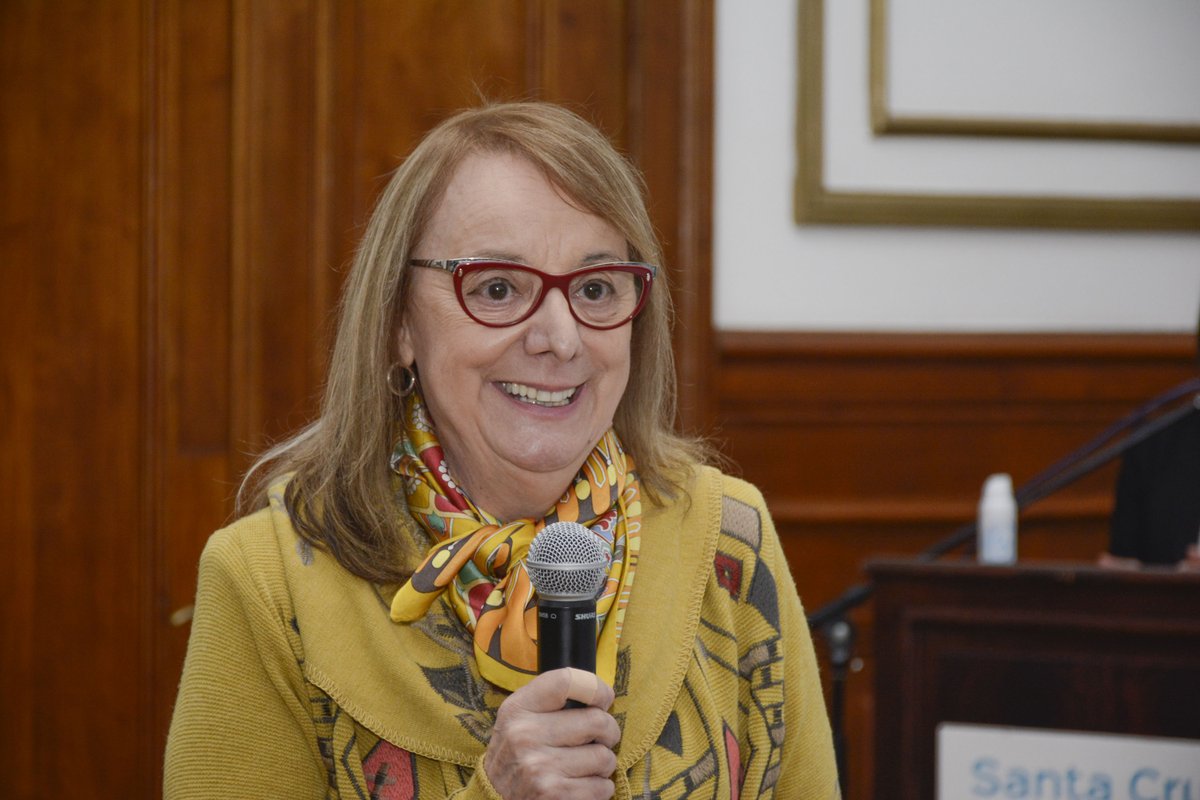 aliciakirchner's tweet photo. Celebramos en conjunto con las y los 6000 trabajadores del Personal de Salud y Ambiente, y de la Caja de Servicios Sociales de Santa Cruz, el acuerdo histórico con los cinco gremios para la firma del Decreto de Homologación por el Régimen Escalafonario y de Carrera. https://t.co/HSVTWMizwS