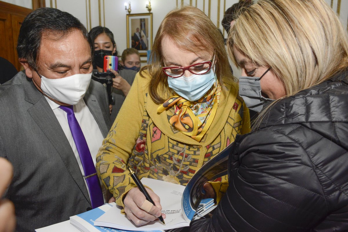 aliciakirchner's tweet photo. Agradezco las noches sin dormir y las interminables reuniones del equipo de gobierno y de los sindicatos. Mando un saludo al cielo a quienes participaron con su trabajo y voluntad de entendimiento y hoy no pudieron ver este enorme logro. https://t.co/R9hQROdU5k