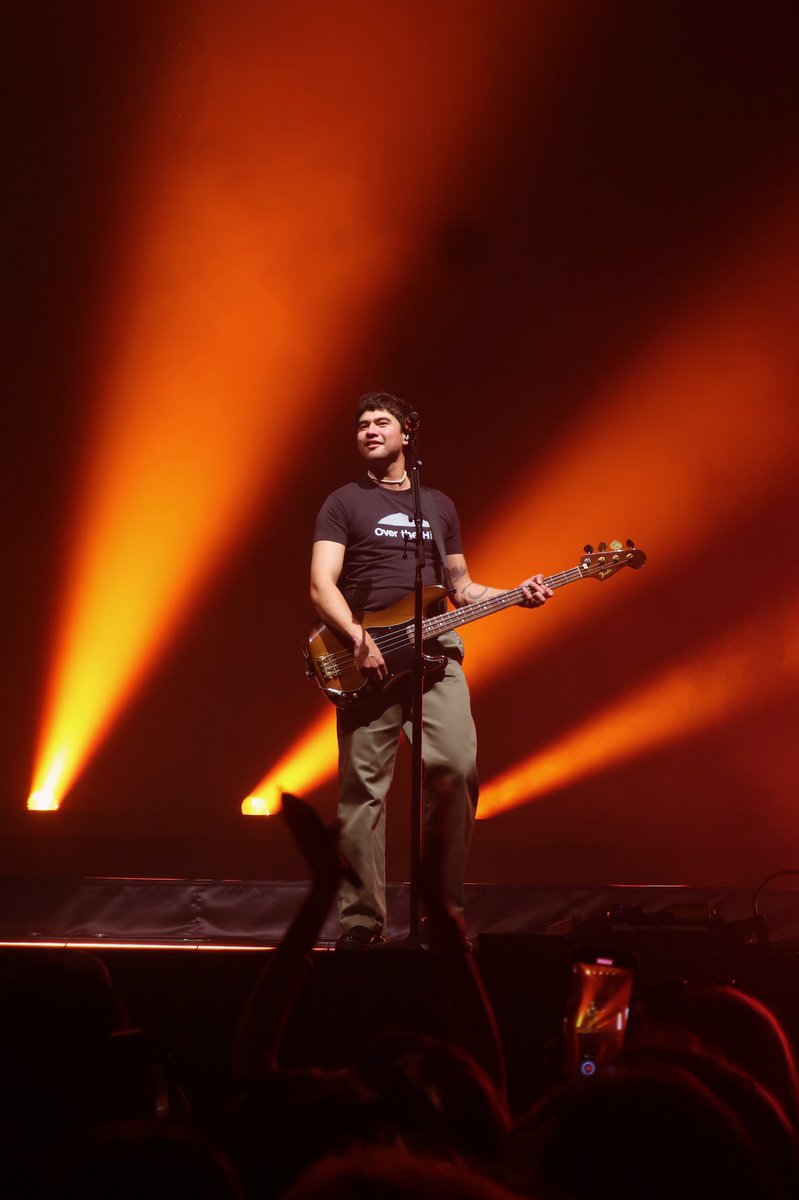 ctharchivs's tweet photo. your favorite bassist, calum hood. https://t.co/5UqDxgIRK3