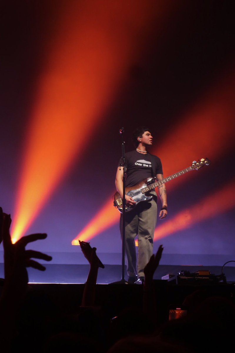 ctharchivs's tweet photo. your favorite bassist, calum hood. https://t.co/5UqDxgIRK3