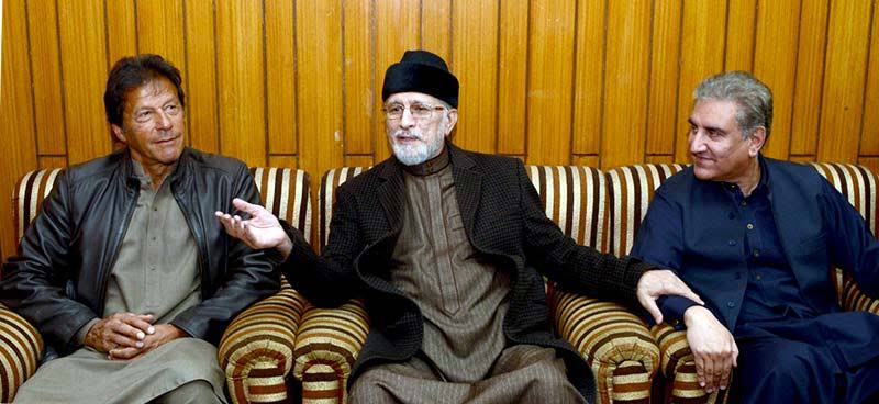 ThePreEminent's tweet photo. پہلی بات:
ڈاکٹر طاہر القادری صاحب کی کہی ہوئی بات سچ ثابت ہو گئی: اس نظام کے تحت تبدیلی ممکن نہیں۔
دوسری بات:
عمران خان  نے الیکشن جیتنے سے پہلے جس طریقے سے ماڈل ٹاؤن کے شہداء کے لئے انصاف کے وعدے کئے تھے اگر انکی لاج رکھی ہوتی تو آج یہ جنگ اکیلے نہ لڑ رہے ہوتے۔ https://t.co/yQHEgE2VRn
