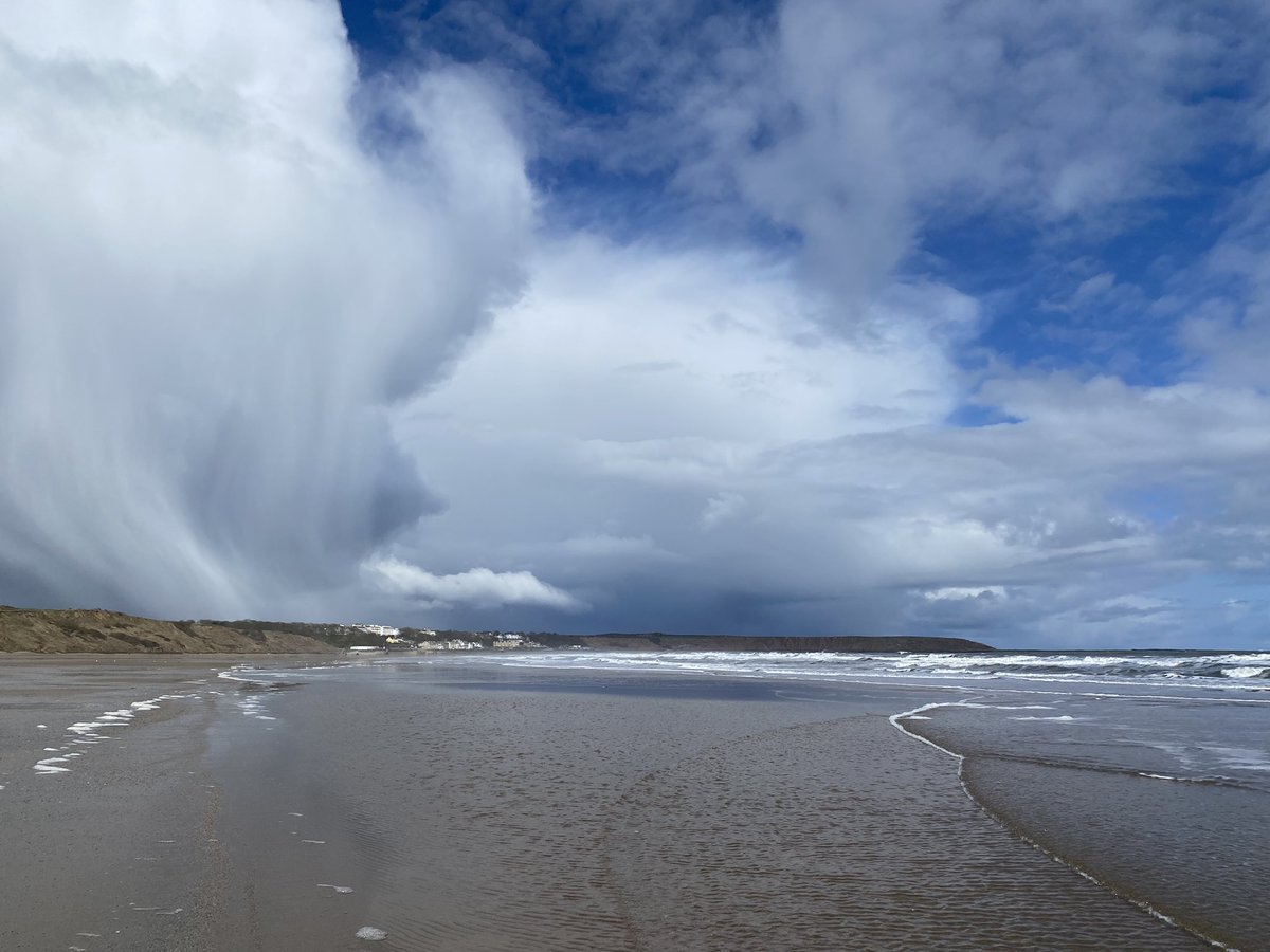 CoastMabel's tweet photo. Filey in sunshine and sleet https://t.co/SOY5tlUfID