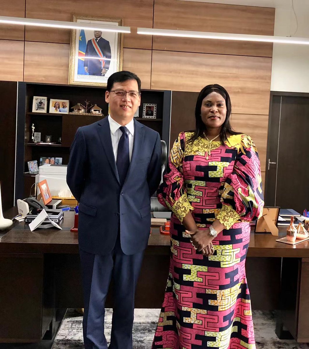 AmbCHINEenRDC's tweet photo. L’Ambassadeur Zhu Jing a réitéré lors de son entretien avec la Gouverneure Fifi Masuka Saini, la disponibilité de la Chine d’accompagner la province du Lualaba à réaliser ses ambitions de prospérité durable. https://t.co/jX9VhztSU5
