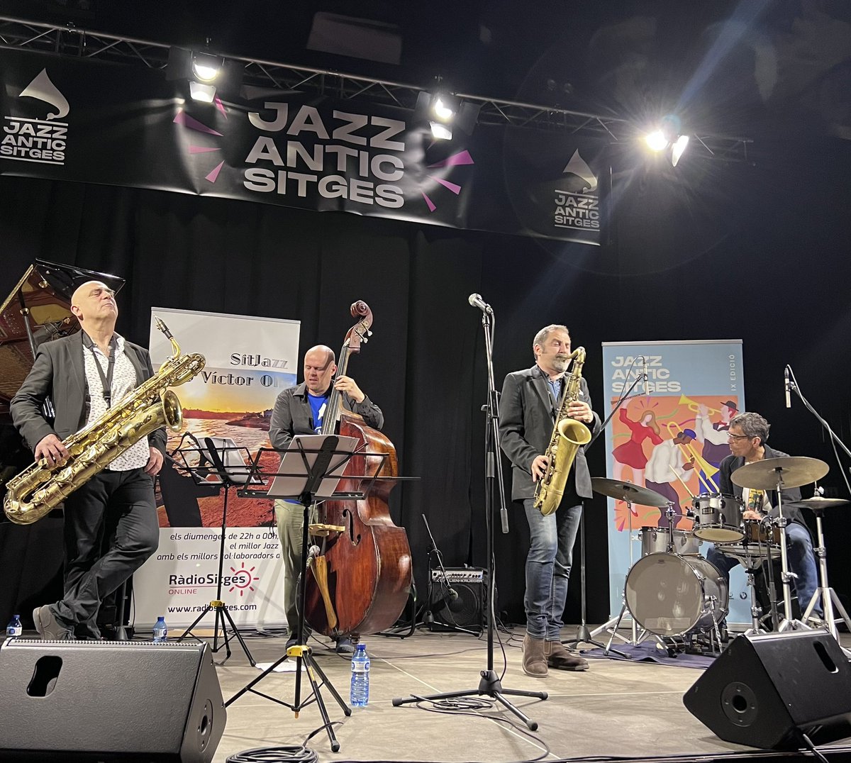 RadioSitges's tweet photo. Brutal el Concert al @jazzanticsitges amb aquests músics de superluxe, alguns per primera vegada a #Sitges i en exclusiva pel Concert del programa #SitJazz de @RadioSitges https://t.co/az71C6wSNA @CulturaSitges @AjSitges @VisitSitges #sitges #jazz #catalunya #música #radio https://t.co/cRfSEN7lPB