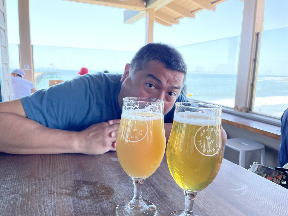 Twinpanzee's tweet photo. Beers on Ventura beach at @MadeWestBeer. What a gorgeous day! https://t.co/lbSKTxaiVw