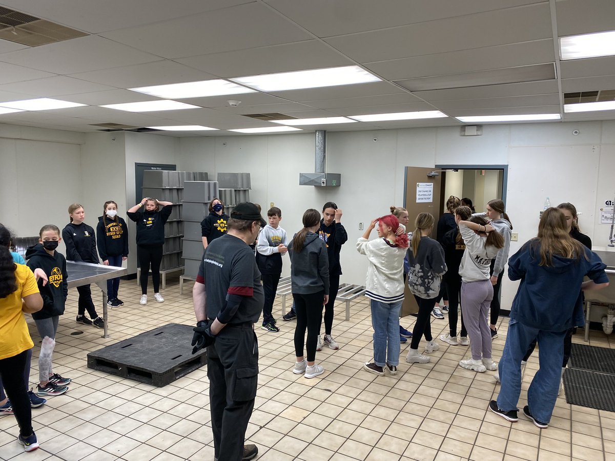 Pat_McCarthySC's tweet photo. Middle school student council students helping out the community today package food at Channel One and donating supplies at Paws and Claws. @ByronMSBears #channelone https://t.co/MxjLrtduxF
