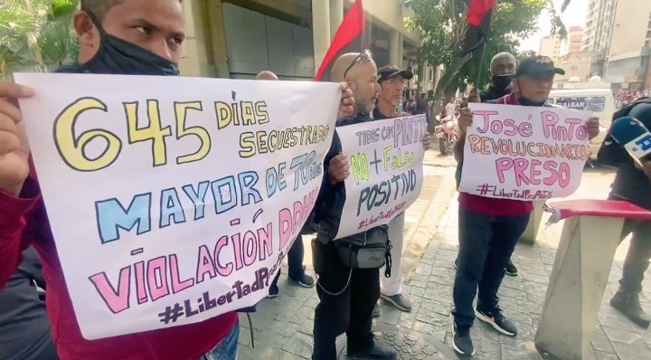 100revoluciona4's tweet photo. Aún mantenemos la línea justa de luchar hasta vencer, aún los abogados no bajan del palacio de justicia pero mantenemos nuestras Voces inreverente de protesta a la violación de los derechos humanos y la Constitución https://t.co/xTHPESGEPK
