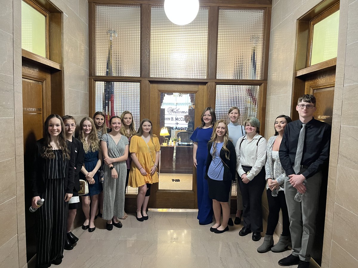 wchs_fbla_'s tweet photo. Thank you @WVAuditor for having our @WirtHighTigers  FBLA members at your office today to discuss where government and business intersect. We had a great time! #WeMeanBusiness https://t.co/SSuZwi6nfS