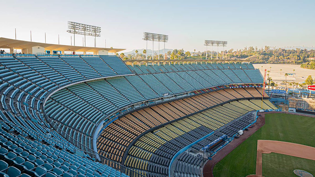 TrashManGarbage's tweet photo. Dodgers fans.... never forget that the color scheme of Chavez is meant to mimic the point when the ocean and sands on a beach meets the sky.
It's beautiful.
#Dodgers
#almostOpeningDay https://t.co/iOzKllsBz6