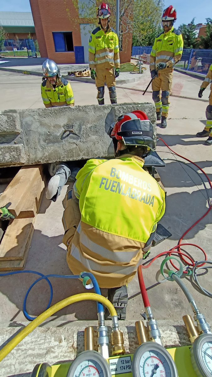 Hoy maniobra de manejo de cojines .Simulación de  rescate de una persona atrapada por aplastamiento.<a href="/bomberosfuenla/">Bomberos Fuenlabrada</a>.