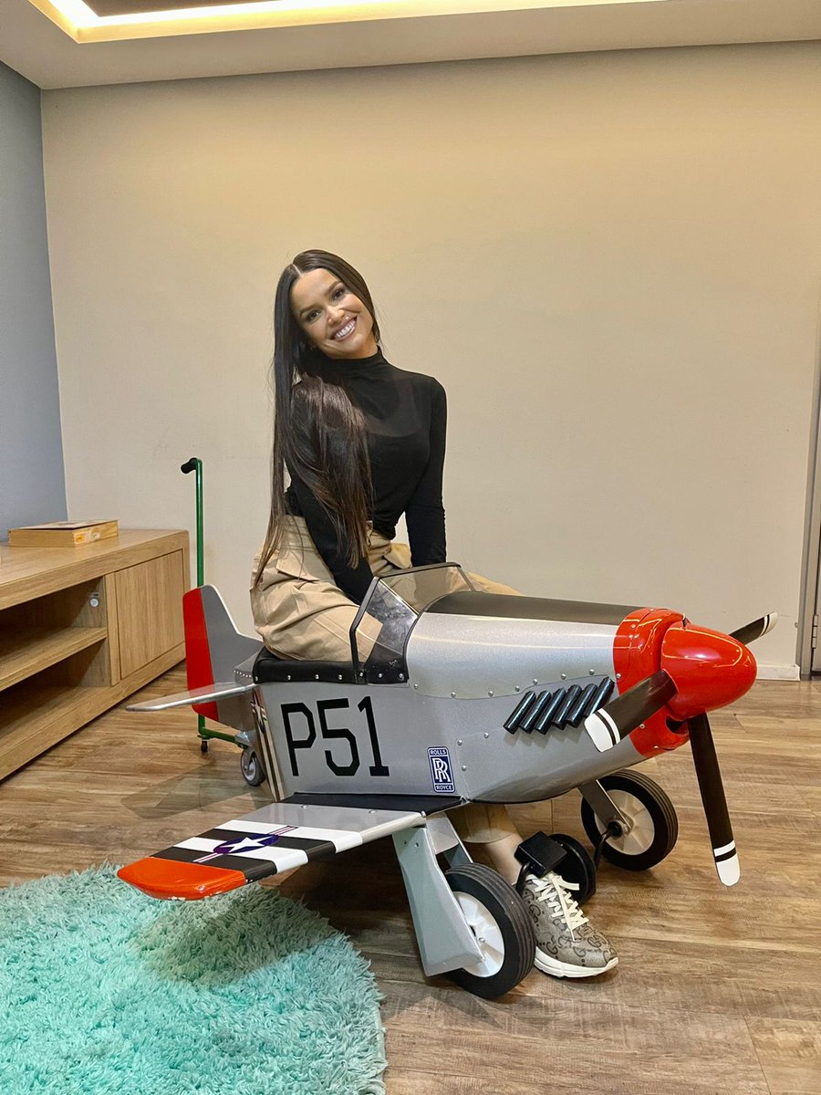 juliette's tweet photo. Comprei meu primeiro avião. 
O céu é o limite! 😂❤️ https://t.co/xwTk87G9Lq