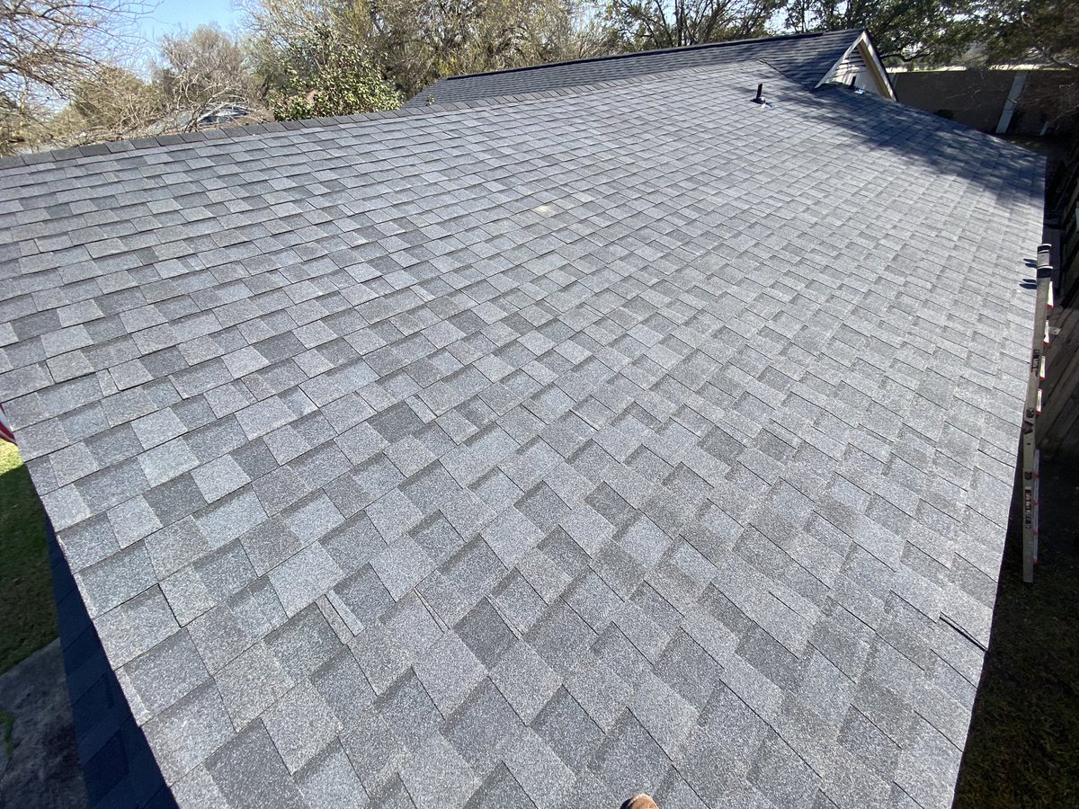 kgmroof's tweet photo. 30 year Certainteed landmark moire black shingles https://t.co/B9nSl1l1VL