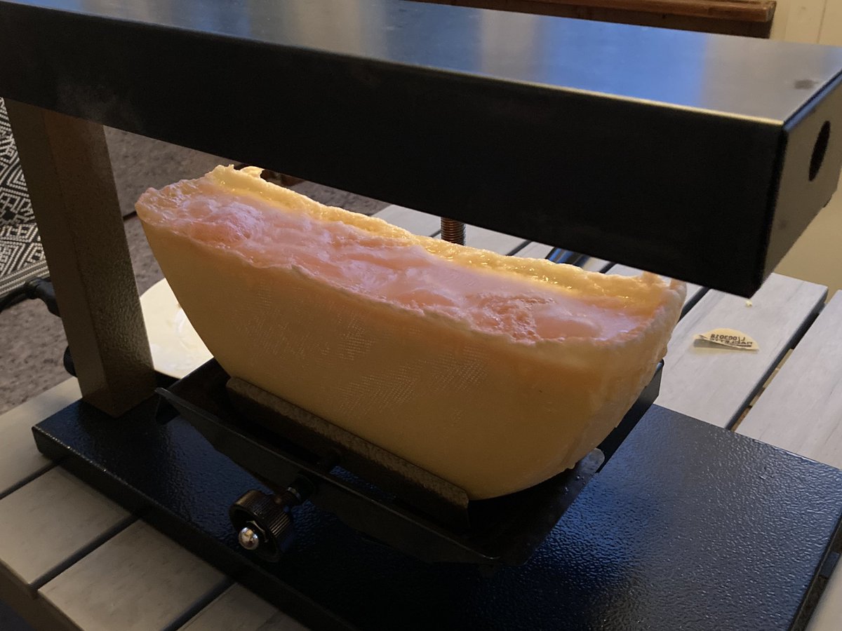 Wenn es nicht gestrichen worden wäre, wärs nur Geschmolzener Käse gewesen! 

#Saisoneröffnung 🎉😋🔥🧀