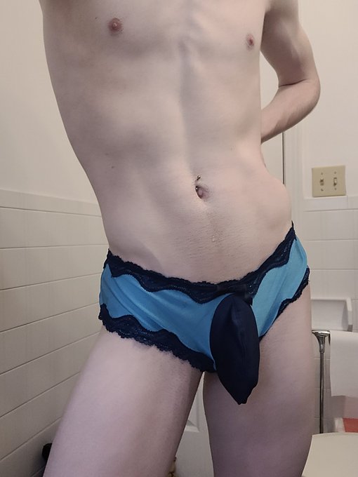 2 pic. Here is my other blue pair, they don't fit as well but I like them https://t.co/ZlOA92HGCI