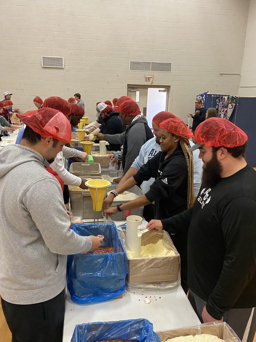 NWOSU_SAAC's tweet image. We love opportunities to serve! Our student-athletes were killing it today with their participation in Stamp out Starvation! Thank you to all who helped! #RRR