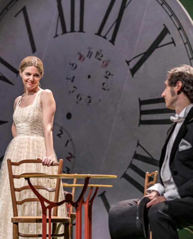 MISTERTAL's tweet photo. Qué buen rato se pasa con Manuela Velasco y su #LaBellaDorotea en el @TeatroEspanol . Y es que se tendría que reestrenar un Mihura al año, por decreto ley. Gran montaje, grandes actores (mención especial a la graciosísima Rocío Marín) y gran gotera en el escenario https://t.co/tCsJGv28HE