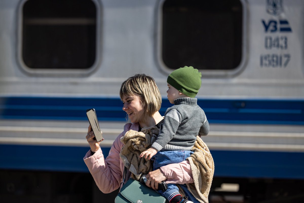 natemook's tweet photo. Tonight the railway line outside Kramatorsk, Ukraine was bombed while evacuating civilians. Thankfully nobody was killed, but trains may not run tomorrow. We @WCKitchen were there as over 8,000 left today, many women &amp; children. Seniors &amp; people with disabilities are prioritized. https://t.co/xEcycUapQv