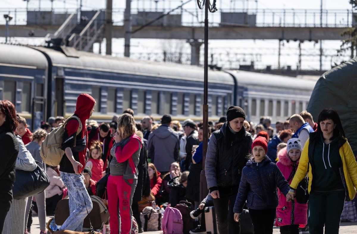 natemook's tweet photo. Tonight the railway line outside Kramatorsk, Ukraine was bombed while evacuating civilians. Thankfully nobody was killed, but trains may not run tomorrow. We @WCKitchen were there as over 8,000 left today, many women &amp; children. Seniors &amp; people with disabilities are prioritized. https://t.co/xEcycUapQv
