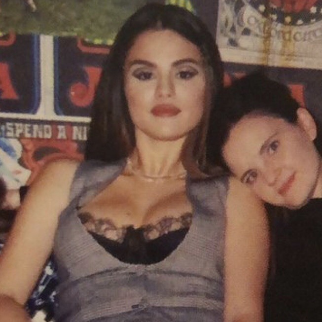 sgbordeaux's tweet image. um fio de fotos da selena gomez que eu editei para usar de wallpaper - a thread 🧶✨