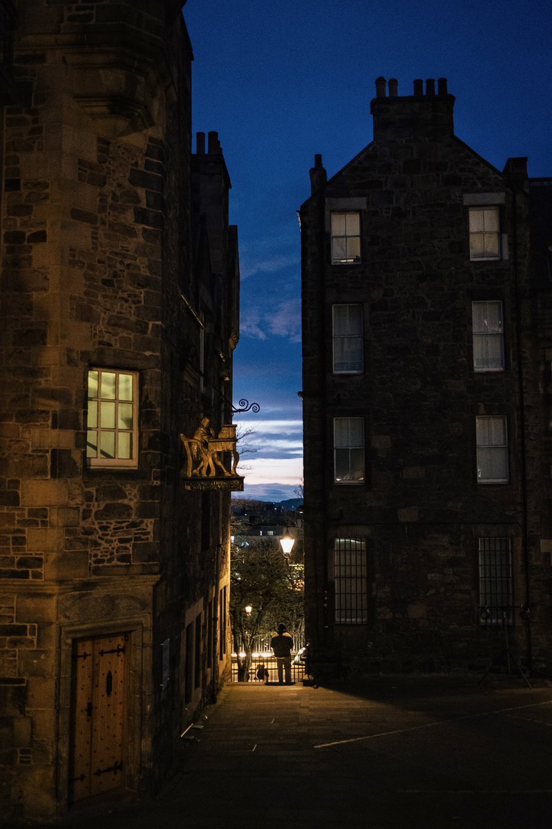 Beers and shooting with @ThomasKakareko in the closes of old edinburgh tonight. Great to meet IRL! 🍻📸