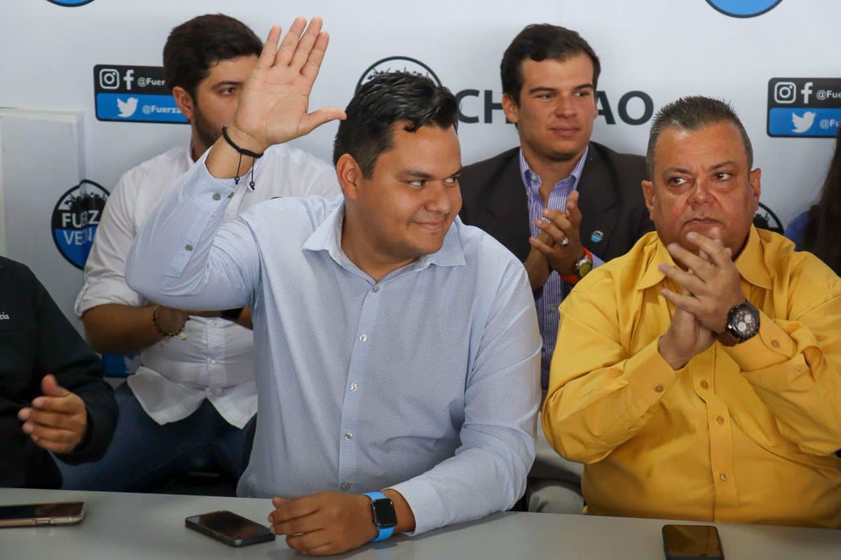 duquegustavoS's tweet photo. #7Abril ¡@LaFuerzaVecinal sigue creciendo🔵⚫✊! 

Damos la bienvenida a nuevos dirigentes, se unen de distintos estados del país para sumar y fortalecer el trabajo de nuestro partido.

Unidos en la lucha por el cambio y una mejor Venezuela🇻🇪.

#DefendamosLoNuestro https://t.co/dDOme7yx9a
