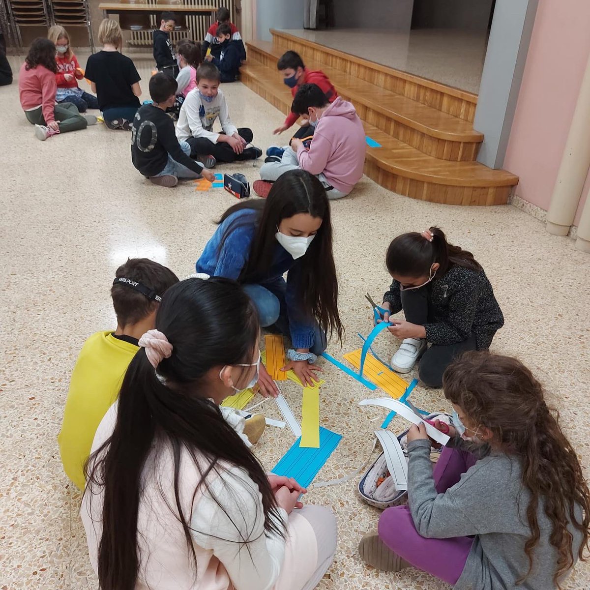 MDP_Capellades's tweet photo. Darrera sessió TEI primària.  L'alumnat de tercer i cinquè hem passat una bona estona junts entre flors, converses i rialles! @TeiPrograma #tutoriaentreiguals #escolesMDP #MDPCapellades https://t.co/BVkJifIwVm