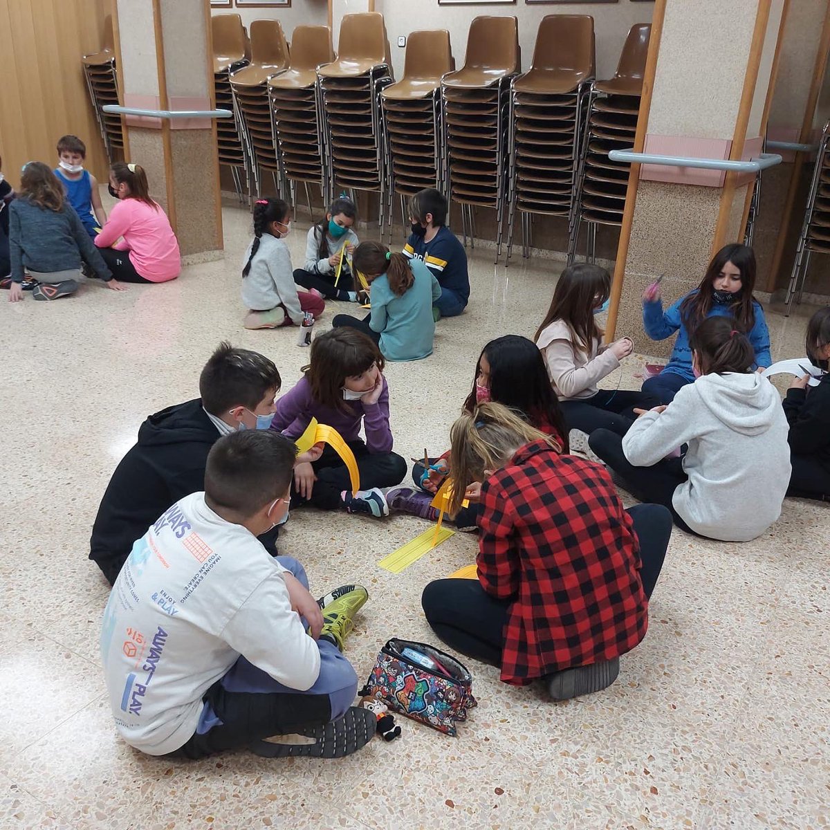 MDP_Capellades's tweet photo. Darrera sessió TEI primària.  L'alumnat de tercer i cinquè hem passat una bona estona junts entre flors, converses i rialles! @TeiPrograma #tutoriaentreiguals #escolesMDP #MDPCapellades https://t.co/BVkJifIwVm