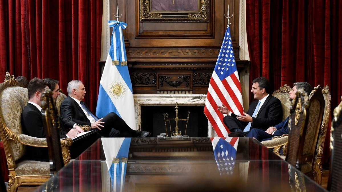 SergioMassa's tweet photo. 🇦🇷🇺🇸 Leyes estratégicas como la de agroindustria, construcción, hidrocarburos, electromovilidad, cannabis medicinal y economía del conocimiento, que se desarrollan en nuestro parlamento, son parte de una agenda bilateral que potencia las inversiones en la Argentina. https://t.co/37r1XrHHvI