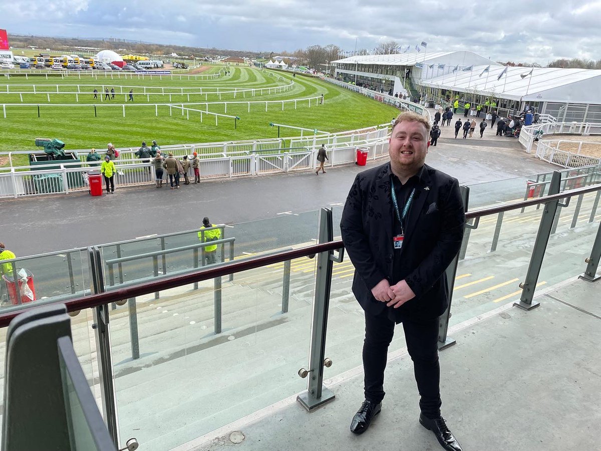 ScottChapman7's tweet photo. Great to be back performing @AintreeRaces for the @RandoxHealth #GrandNational2022 3 day event! 🎤🎶🎉 If you see me say hello 👋 Best of luck to all those placing bets. ☘️🏇🏆 #GrandNational #singer #songwriter #events #races #racecourse #Aintree #Entertainment #Liverpool https://t.co/4lHWkFVZQb