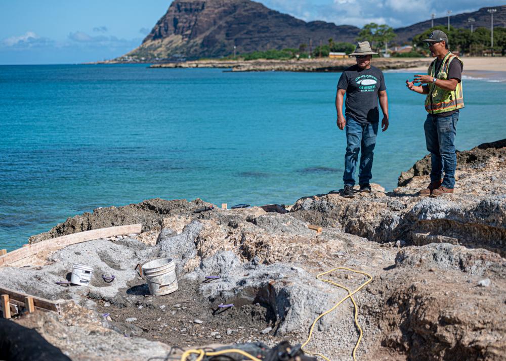 JointBasePHH's tweet photo. 4.1.22 | #NAVSEA contractors begin the final phase of an equipment removal project at #nanakulibeachpark.  #earthmonth #FORACS #waianaecoast

https://t.co/uVvb6o1Exy

📸Melvin J. Gonzalvo https://t.co/cj7cesBR0o
