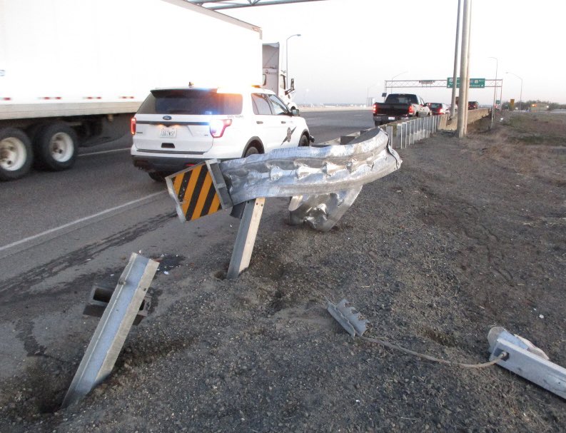 wspd3pio's tweet photo. April is National Distracted Driving Awareness month. This driver crashed into a DOT metal guard rail in Pasco. When the driver called 911, he stated he was using his cell phone and was distracted. #OnTheRoad #OffThePhone @cbtstfTZM https://t.co/2CZoT9FwAL