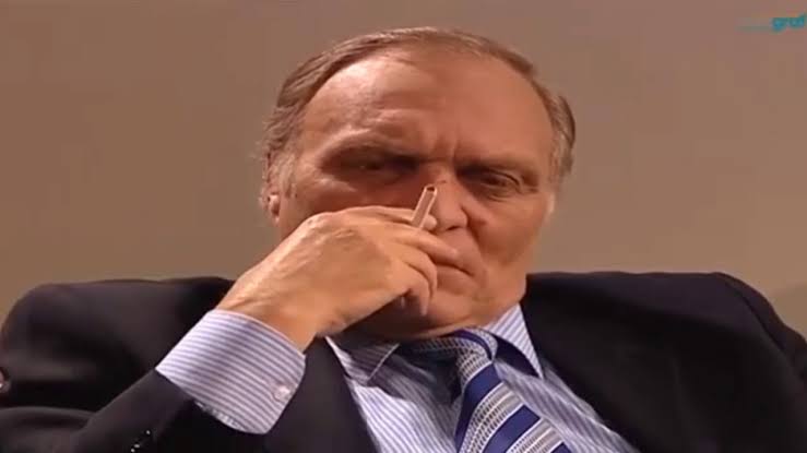 Laz Ziya, dizideki tek sigarasını #SüleymanÇakır'ın ölümünden sonra içmiştir.