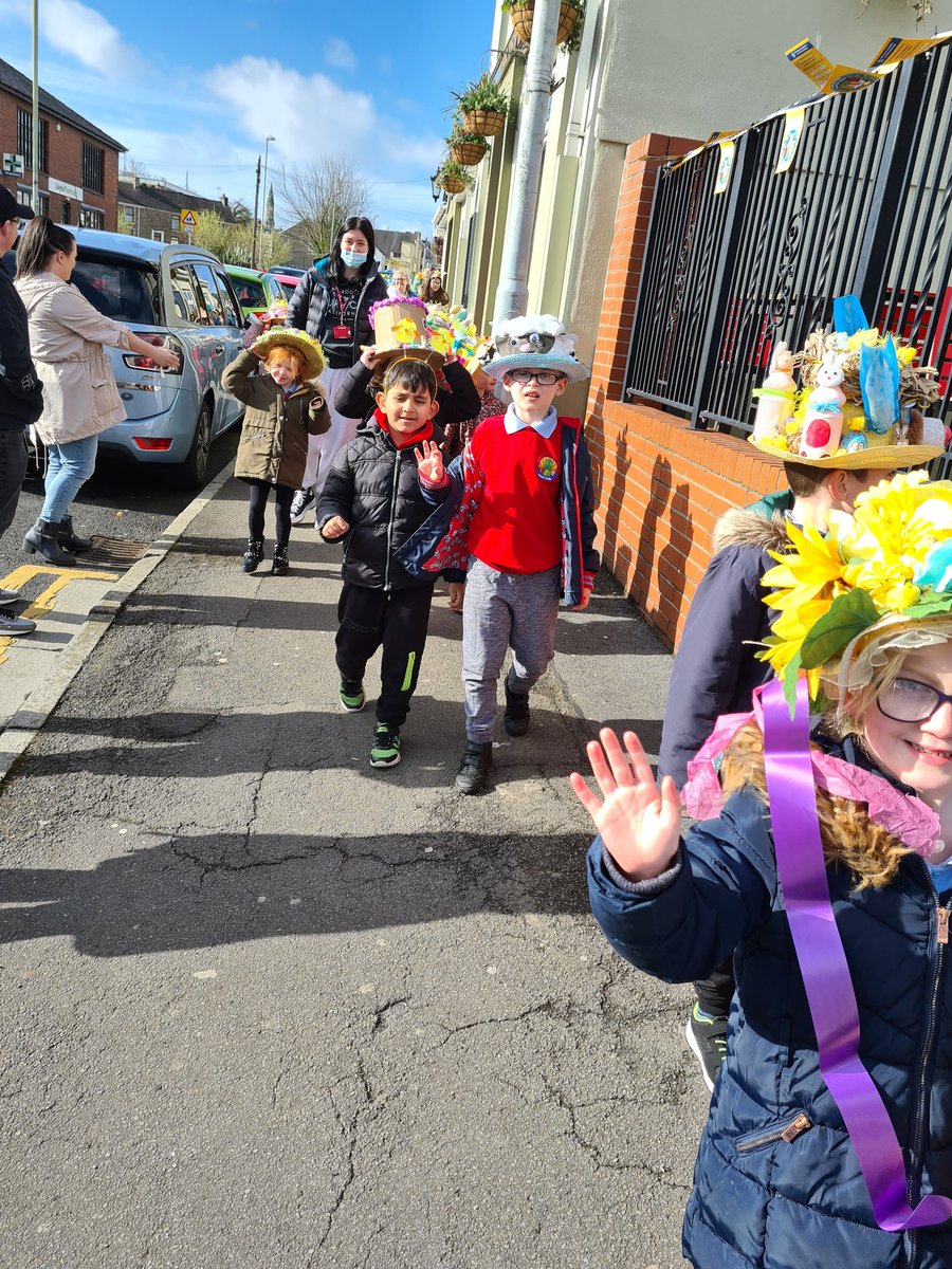 PentrerGraig's tweet photo. #pgpspaceships had a wonderful time leading our Easter parade, waving and wishing everyone a Pasg Hapus! Diolch to all our creative families who made amazing eco bonnets! https://t.co/b6mhzEg09P