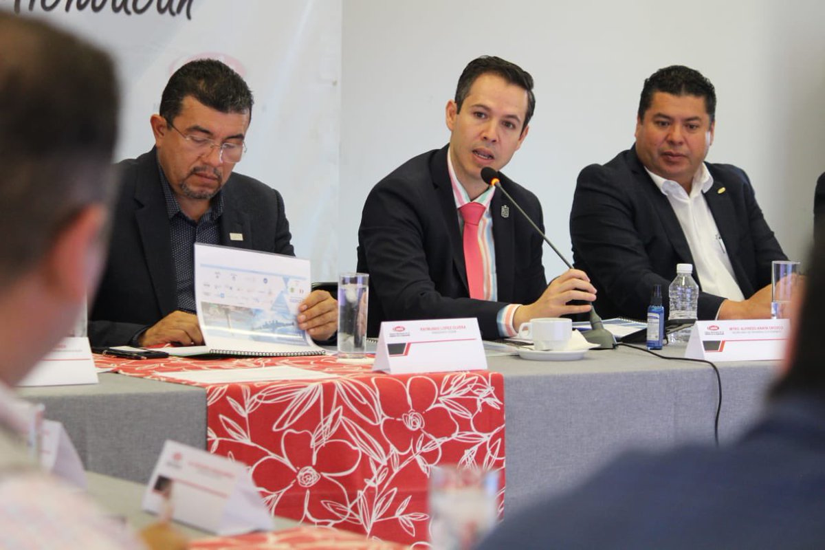 CmicMichoacan's tweet photo. La reunión encabezada por nuestro Presidente @TonoTinoco y por el titular de Sedeco, @AlfredoAnayaO generó importantes acuerdos que contribuirán al desarrollo económico de nuestra entidad. 

#ConstruyendoMichoacán. https://t.co/GayWZ1JqUw