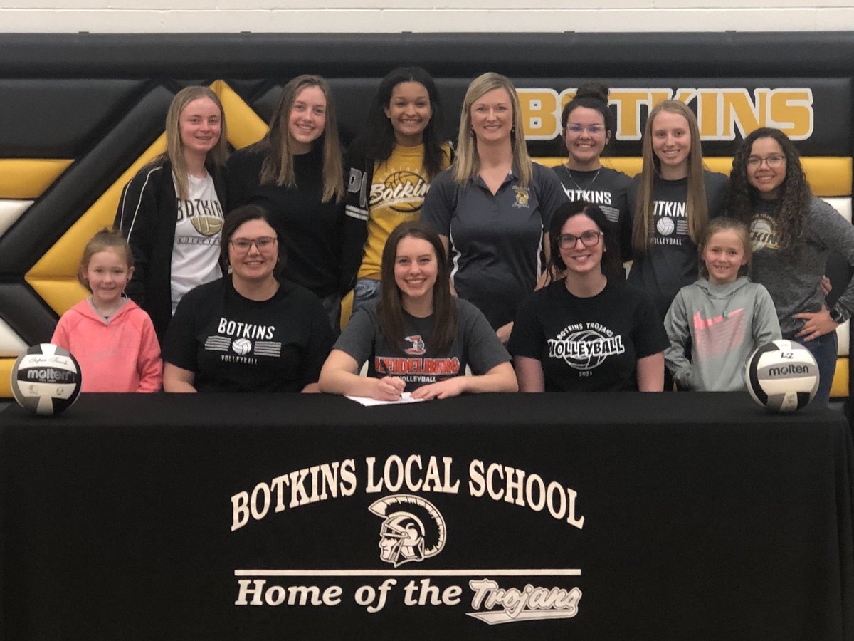 BotkinsVolley1's tweet image. Ainsley Manger, surrounded by all of her family, teammates &amp;amp; coaches signed her letter of intent to continue her academic &amp;amp; volleyball career at Heidelberg University. 

Ainsley we all wish you the best of luck &amp;amp;  know your going to do great things! 🏐🖤🧡🏐🖤🧡🏐🖤🧡🏐🖤🧡🏐