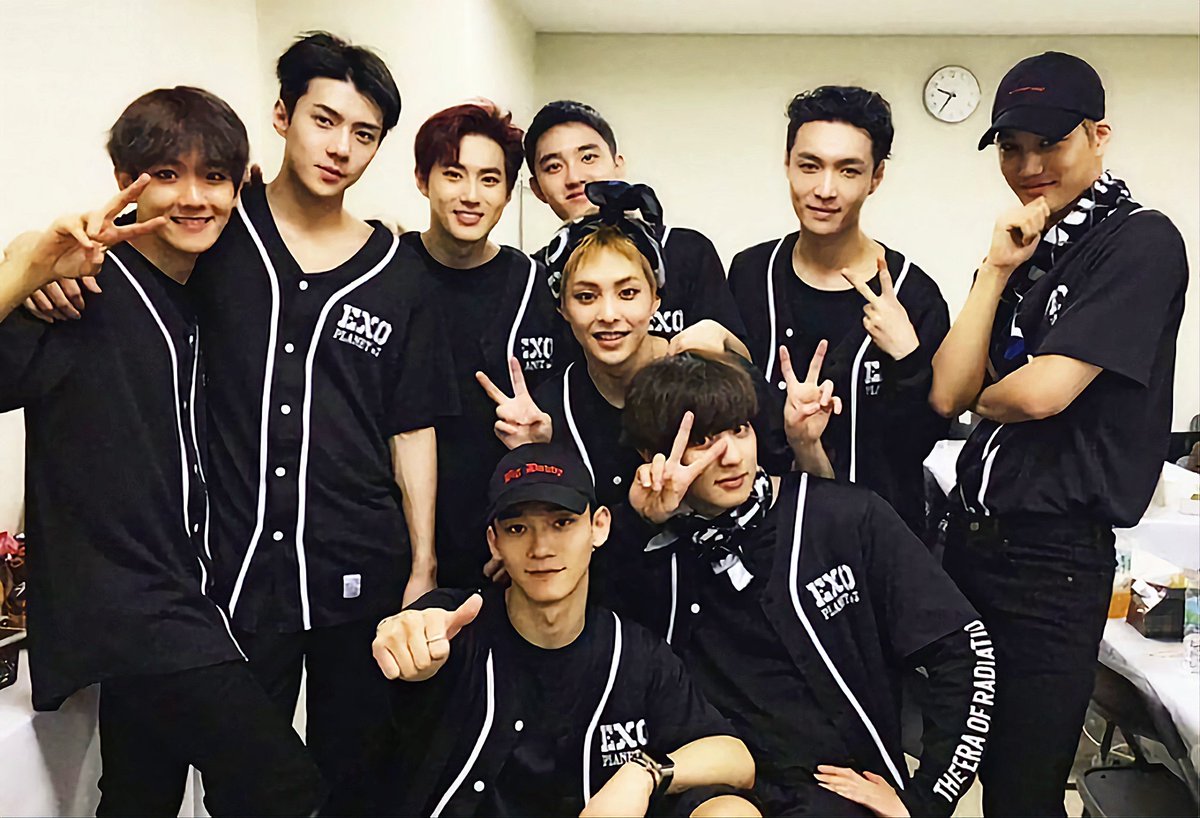 bunnykyungco's tweet photo. One decade we has passed together, we've been through a lot, love laugh and pain🥺 thank you for being my happiness, youth and moodbooster during my last 10 years, I hope we can still counting this moment in the future, whatever happened WE ARE ONE , EXO😭🤍🎊 #10YearsWithEXO https://t.co/MdDx4ouk6j