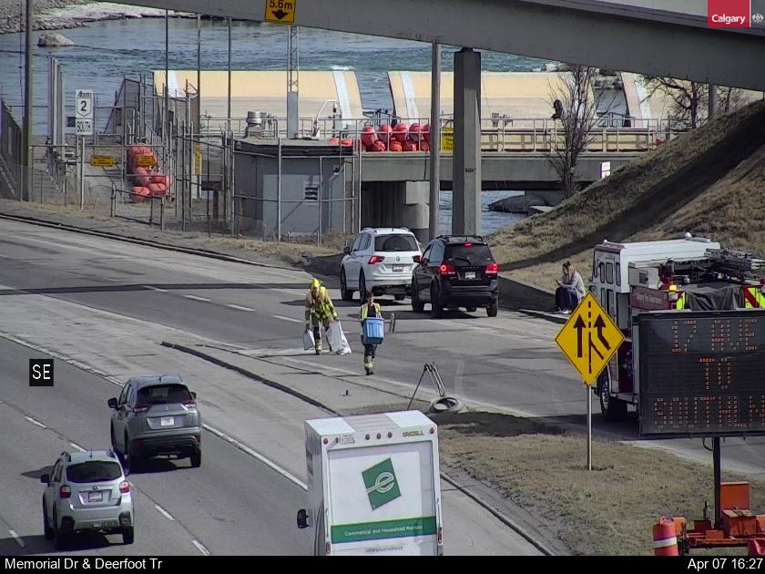 NewsRadioCGY's tweet image. Crash at Memorial &amp;amp; Deerfoot.
Crews moving vehicle out of LHL on merge from Memorial Drive to SB Deerfoot Trail, and onto RH shoulder.
Distractions will persist while #CleanupContinues
#ABRoads #yyctraffic
