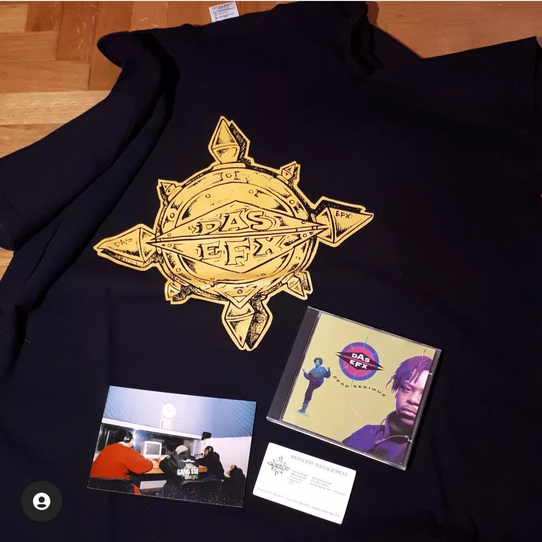 PhatPhillie's tweet image. 30 Years of @DASEFXNYC &apos;Dead Serious&apos; album. Congrats to my boys @SkoobBoogeeBang @KrazyDrayz @PMDofEPMD Salute 2 #SolidScheme 

1. Dead Serious CD (1992) 
2. Das EFX 1998 Tour T-Shirt 
3. Me interviewing Das EFX (Nov, 1998) 
4. Ressless Management / Da God Divine Business Card