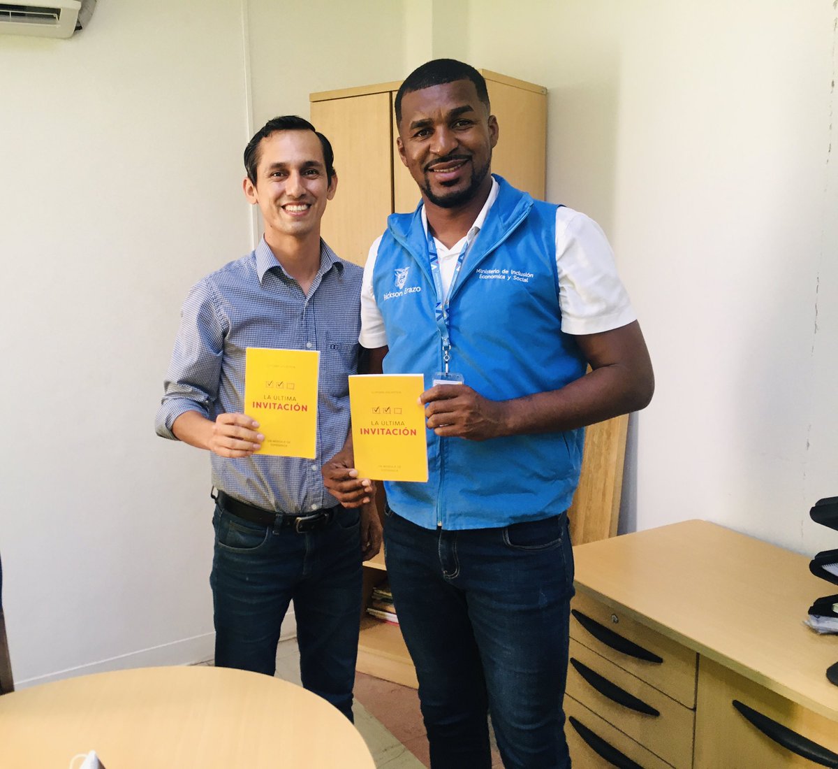 (La última invitación) el libro que no puede faltar en tu biblioteca, hoy compartiendo junto a un gran personaje <a href="/FricksonE3/">Frickson Erazo 🇪🇨</a>