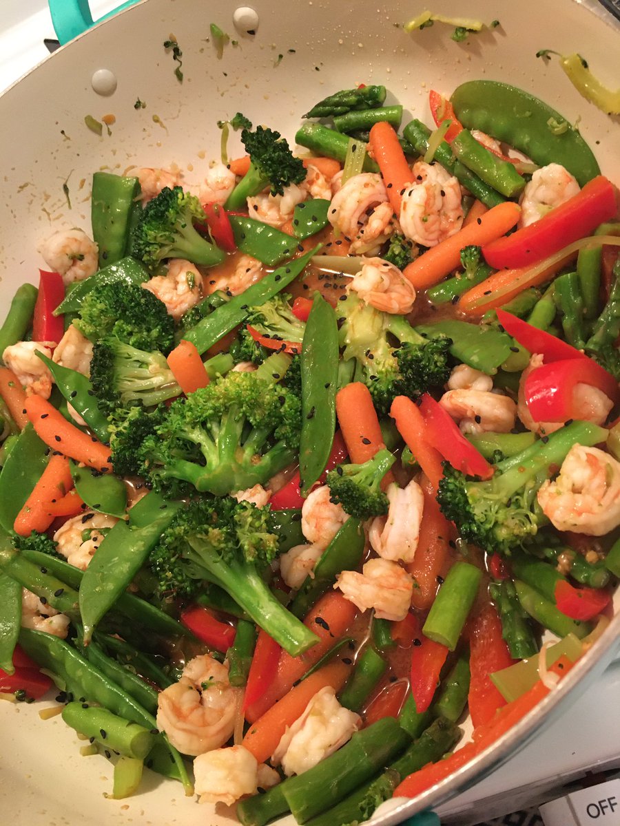 Ahhhmen_'s tweet image. She got a big ol&apos; 🧅 booty, make the world cry 
In the kitchen, wrist twistin&apos; like a stir fry
#homemade #chefinthemaking