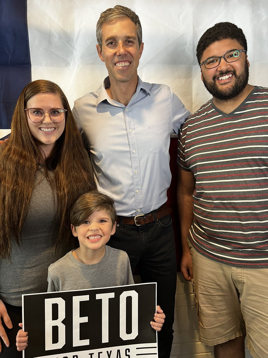 MaryMinusLamb's tweet photo. @ccano1971 Omg it’s me!! 🥳🤩 Valor was the happiest meeting @BetoORourke today! As was Mom and Dad! https://t.co/zLNGjvXfUj