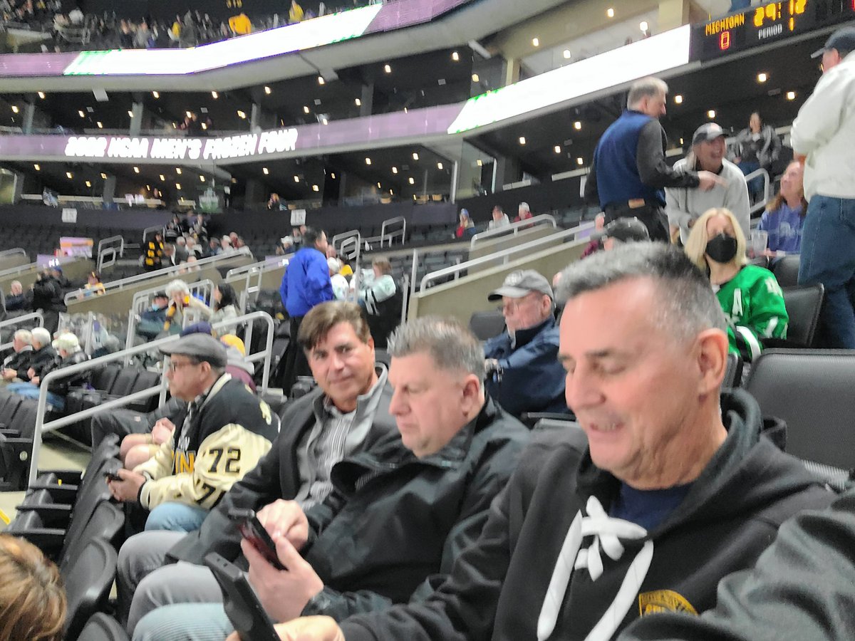 crime77's tweet photo. #MFrozenFour https://t.co/GYAZvMR5Sh