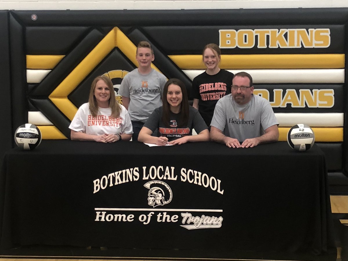 BotkinsVolley1's tweet image. Ainsley Manger, surrounded by all of her family, teammates &amp;amp; coaches signed her letter of intent to continue her academic &amp;amp; volleyball career at Heidelberg University. 

Ainsley we all wish you the best of luck &amp;amp;  know your going to do great things! 🏐🖤🧡🏐🖤🧡🏐🖤🧡🏐🖤🧡🏐